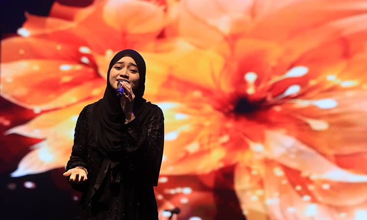 MENGHIBUR: Veve Zulfikar mengisi hiburan di panggung utama di Pekan Raya Santri 2025 di Lapangan A Yani Grati, Jumat (31/10) malam.