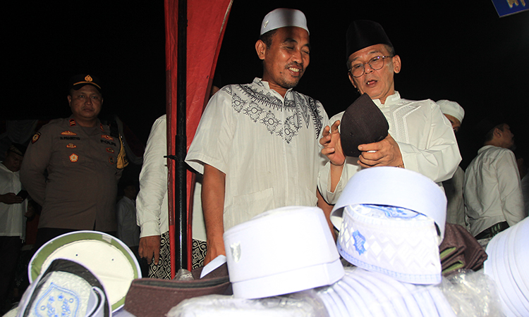BANYAK STAN: Wabup Pasuruan Shobih Asrori meninjau stan pameran.