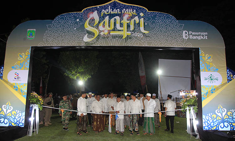RESMI:Wabup Pasuruan Shobih Asrori bersama jajaran Pemkab Pasuruan dan sejumlah tokoh masyarakat saat menggunting pita peresmian Pekan Raya Santri 2025.