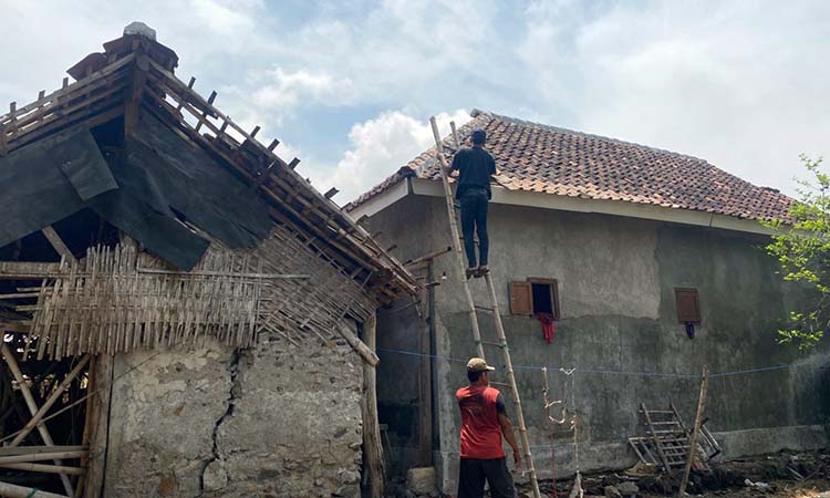 PERBAIKI : Salah satu rumah rusak di Pasinan, Lekok, Kabupaten Pasuruan yang rusak terimbas puting beliung.