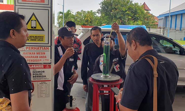 CEK: Anggota Satreskrim Polres Probolinggo Kota mengecek kualitas Pertalite di salah satu SPBU Kota Probolinggo, Jumat (31/10).