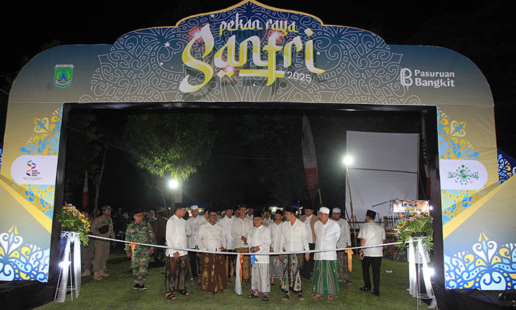 2.	OPENING: Wakil Bupati Pasuruan, HM Shobih Asrori saat membuka Pekan Raya Santri Kabupaten Pasuruan 2025 dengan pemotongan pita sebagai simbolis