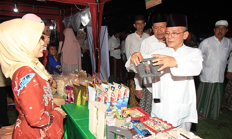 3.	KUNJUNGI UMKM: Wakil Bupati Pasuruan, HM Shobih Asrori UMKM di acara Pekan Raya Santri dan melihat produk unggulan santri yang dijual di stand tersebut.