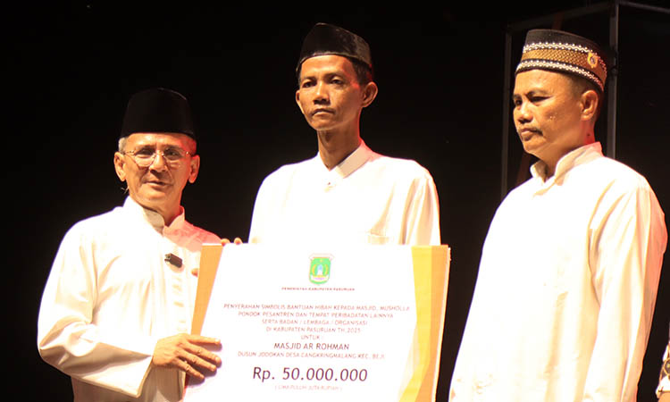 4.	BANTUAN: Wakil Bupati Pasuruan HM Shobih Asrori saat berikan bantuan dana hibah untuk beberapa tempat peribadatan di Kabupaten Pasuruan