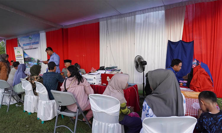 6.	RAMAI: Masyarakat padati pelayanan publik dinas kependudukan dan catatan sipil di acara Pekan Raya Santri 3025