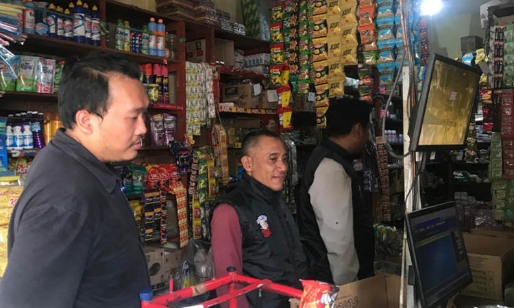 SISIR SEMUA USAHA: Operasi berantas rokok ilegal yang digelar Satpol PP di wilayah Kabupaten Pasuruan.