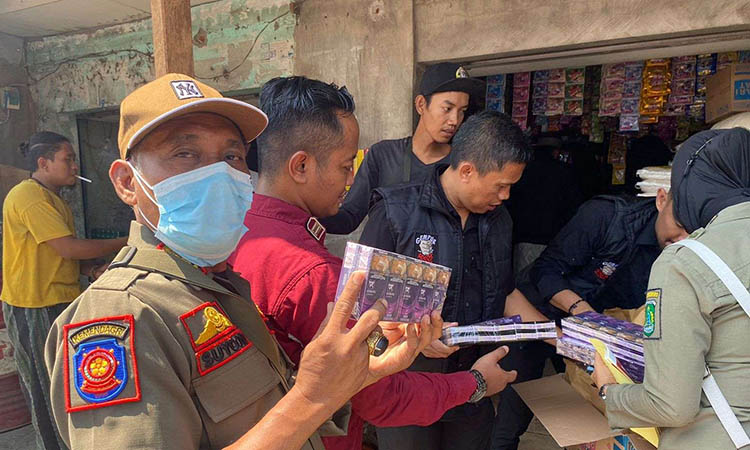 SISIR SEMUA USAHA: Operasi berantas rokok ilegal yang digelar Satpol PP di wilayah Kabupaten Pasuruan.