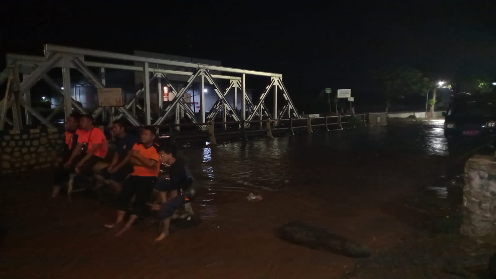 Kondisi jalan nasional Buk Wedi Kota Pasuruan yang terendam banjir, Minggu dinihari.