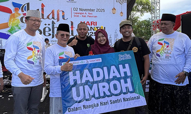 KE TANAH SUCI: Wakil bupati Pasuruan, H.M Shobih Asrori saat memberikan hadiah umrah gratis bagi pemenang undian Jalan Sehat Santri, Minggu (2/11)