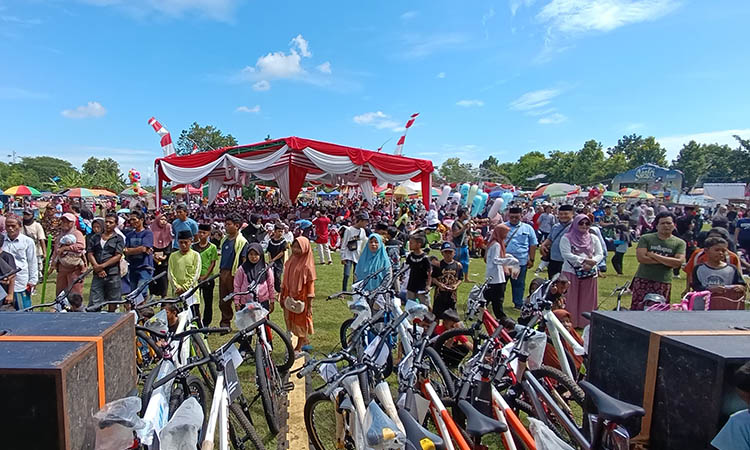 FUN RUN: Acara jalan sehat santri atau fun run 5k yang diikuti oleh masyarakat dan menjadi rangkaian agenda Pekan Raya Santri 2025.