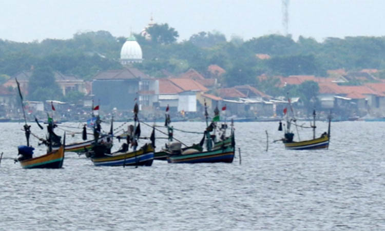 TANTANGAN CUACA: Perahu nelayan di pesisir Pasuruan. Selama sepekan ke depan masyarakat diimbau waspada akan air pasang.