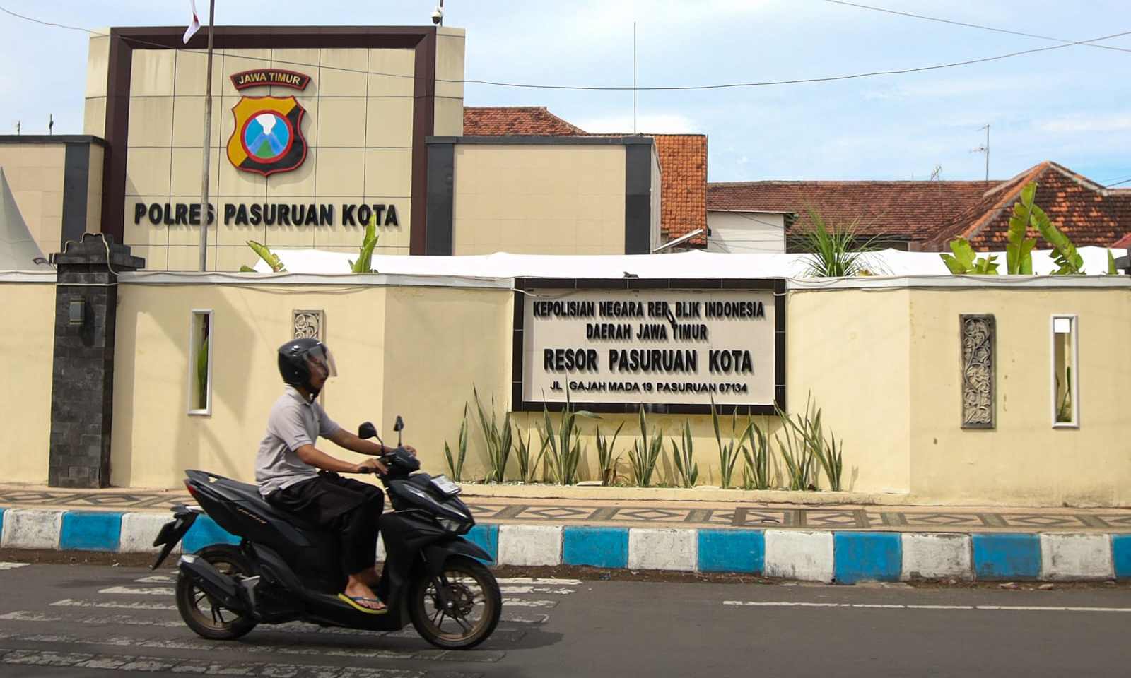 MAKO: Gedung Mapolres Pasuruan yang dulunya merupakan rumah asisten residen Pasuruan. Sejumlah perbaikan dilakukan, hingga tampak seperti sekarang.