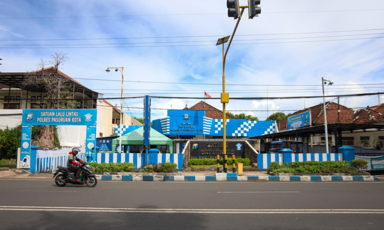 LAYANAN: Bangunan yang dimanfaatkan Satlantas Pasuruan Kota. Sebelum tampak seperti sekarang, bangunan itu dulunya pernah menjadi kantor persiapan saat Polres Pasuruan dan Polres Pasuruan Kota dipisah