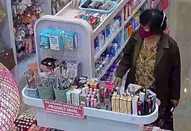 TERDUGA PELAKU: Seorang emak-emak diduga mencuri empat produk pewarna bibir di salah satu toko kecantikan di Jalan Panglima Sudirman, Kota Probolinggo, Selasa (28/10).