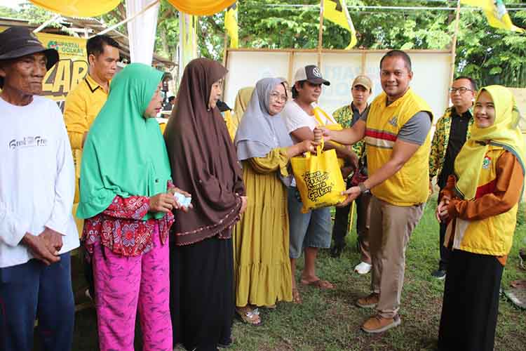 SEMBAKO MURAH: Ketua DPD Partai Golkar Kota Probolinggo Fernanda Zulkarnain didampingi kader Partai Golkar Hj. Dwi Laksmi Shynta Kusumawardhani secara simbolis menyerahkan paket sembako, Jumat (31/10)