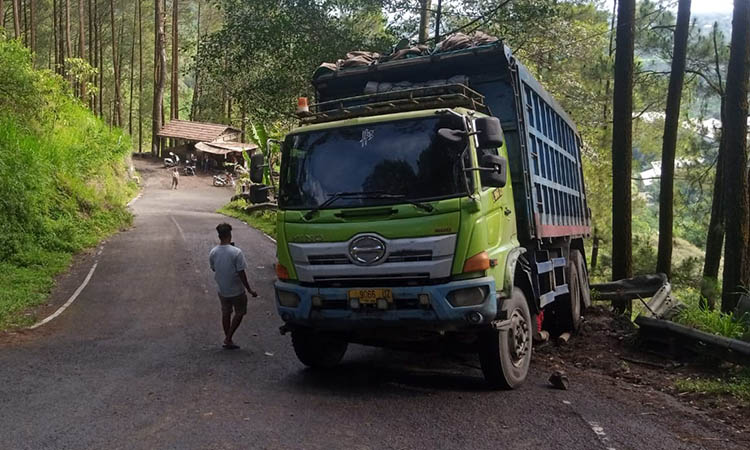 HANTAM GUARRAIL: Proses evakuasi dump truk yang berjalan mundur lalu menabrak guardrail di Tanjakan Tunggangan, Desa Tlogosari, Kecamatan Tutur.