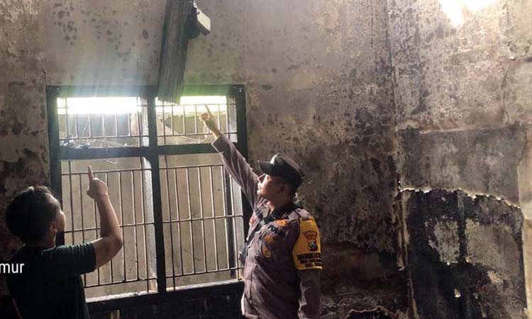 Olah TKP : Polsek Kraton lakukan pemeriksaan insiden kebakaran di Desa Sidogiri, Kraton, Pasuruan.