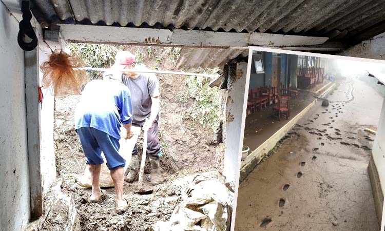 KERJA BAKTI: Warga bersih-bersih material lumpur usai kawasan Tosari diguyur hujan deras.