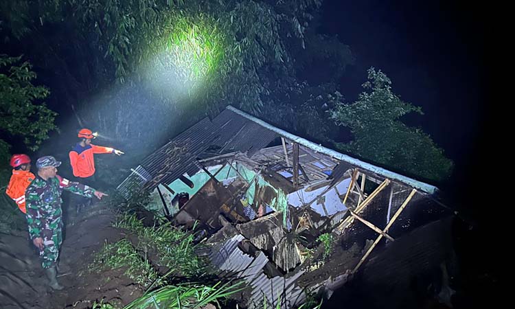 Kondisi rumah warga di Tutur alami kerusakan usai tertimpa material longsor.