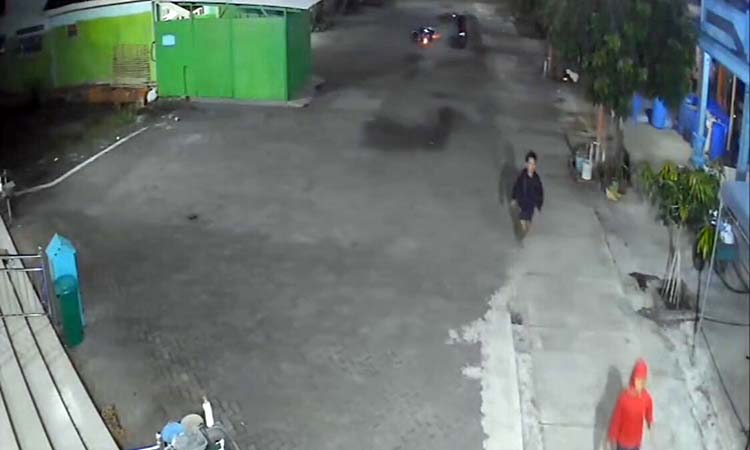 Sejumlah remaja meninggalkan motornya dan mencari perlindungan ke rumah-rumah warga.
