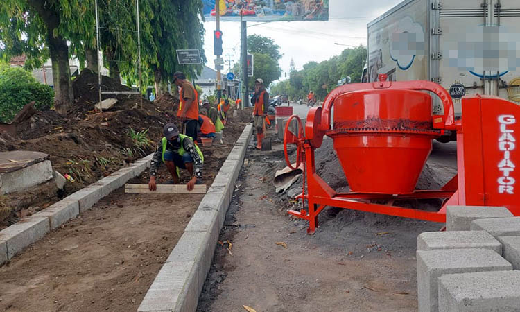 Pekerja menggarap proyek preservasi trotoar di Jalan Soekarno-Hatta Kota Probolinggo. Foto diambil pertengahan Oktober lalu.