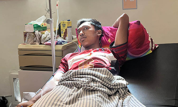 DIRAWAT: Muhammad Syafiudin yang masih berada di RSUD Waluyo Jati usai menjadi korban penusukan di Stadion Gelora Merdeka Kraksaan.