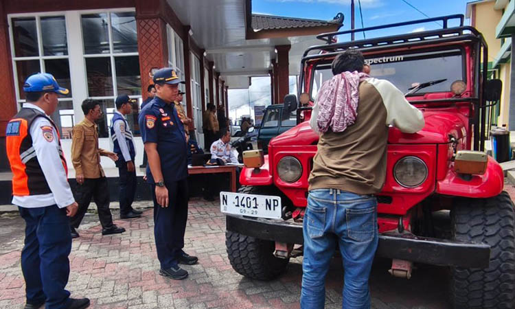 PERIKSA: Ramp check kendaraan wisata Bromo di halaman Pendopo Agung Desa Ngadisari, Sukapura, Sabtu (1/12) lalu.&nbsp;