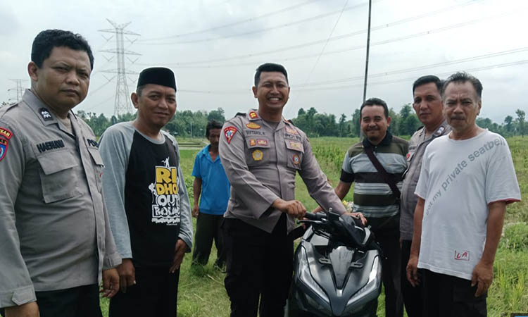 TUTUPI JEJAK: Motor milik Danil yang dibuang pelaku begal di area persawahan di daerah Desa Wonorejo, Kecamatan Maron.