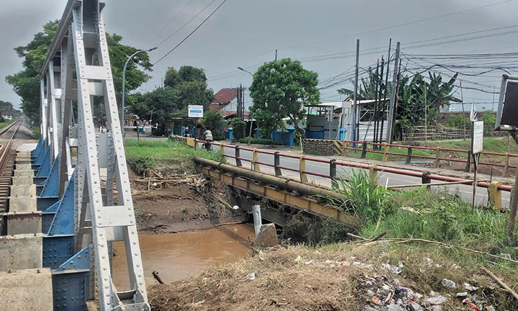 BAKAL DITINGGIKAN: Jembatan Buk Wedi di Jalan Ir Juanda Kota Pasuruan yang rencananya akan ditinggikan BBPJN.