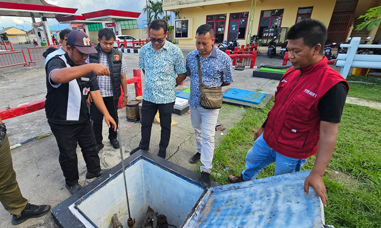 CEK LANGSUNG: Satreskrim Polres Probolinggo melaksanakan sidak pada dua SPBU di wilayah hukumnya.
