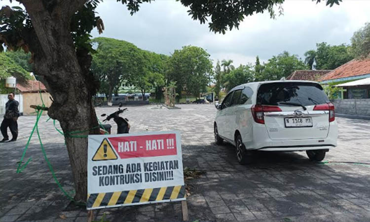 BISA DIGUNAKAN: Salah satu mobil pengunjung Alun-alun Kraksaan yang parkir di utara masjid Ar-Raudlah.