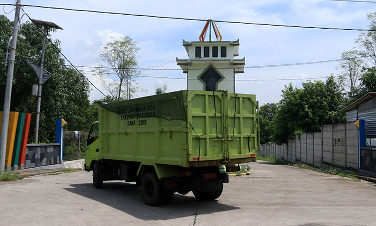 SETIAP HARI: Dump truck milik Dinas Lingkungan Hidup yang mengangkut sampah ke TPA Wonokerto.