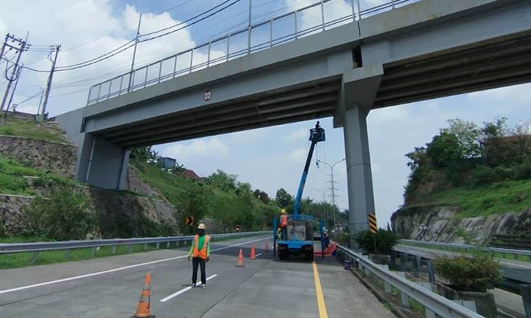 BAGIAN PERAWATAN: Pengecatan jembatan di ruas jalan Tol Gempan 3.