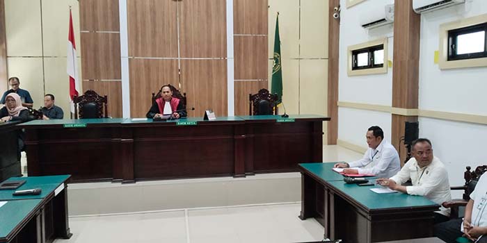 PROSES HUKUM BERLANJUT: Suasana sidang praperadilan kasus perusakan makam di Winongan, Pasuruan, Senin (3/11). (M Busthomi/ Radar Bromo)