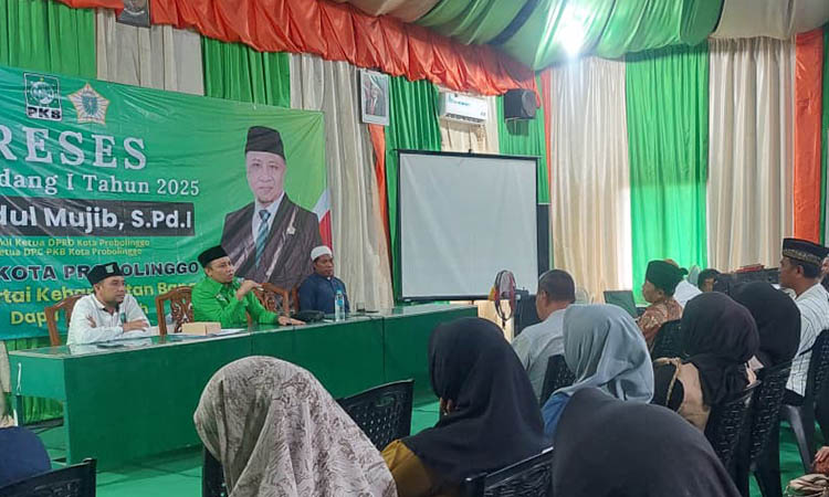 ANTUSIAS: H. Abdul Mujib, S.Pd.I Wakil Ketua DPRD Kota Probolinggo bersama masyarakat dalam reses masa persidangan ke I tahun 2025 di ruang aula kantor DPC PKB Kota Probolinggo, Kamis (30/10).