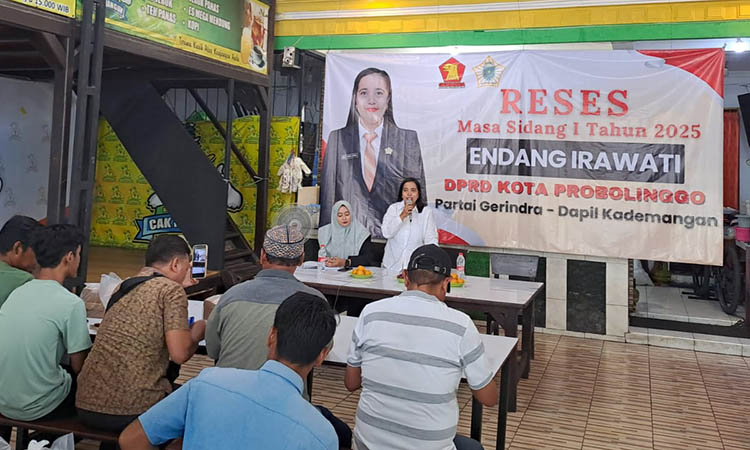 BEBERKAN: Endang Irawati, anggota DPRD Kota Probolinggo Fraksi Gerindra menggelar Reses masa Persidangan I tahun 2025 di warung Cak Mangun, Kamis (30/10).