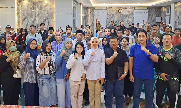 ANTUSIAS: Wakil Ketua Fraksi Gerindra dr. Evariani, M.Kes. saat menggelar reses masa persidangan I tahun 2025, Jumat (31/10) di rumahnya Mayangan. Hal itu disambut antusias warga.