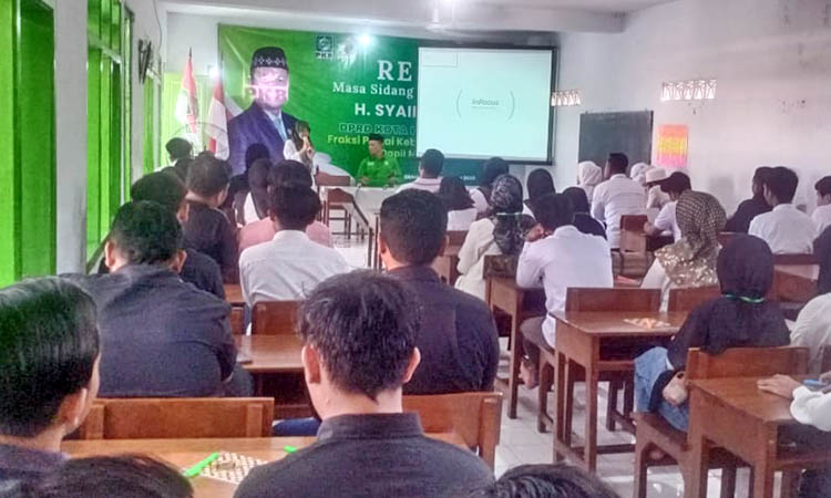 SOSIALISASI: Momen reses menjadi hal yang berarti bagi H. Syaifuddin DZ yang menjabat Wakil Ketua Fraksi PKB. Karena dari situ, ia tak sekadar menyerap aspirasi.