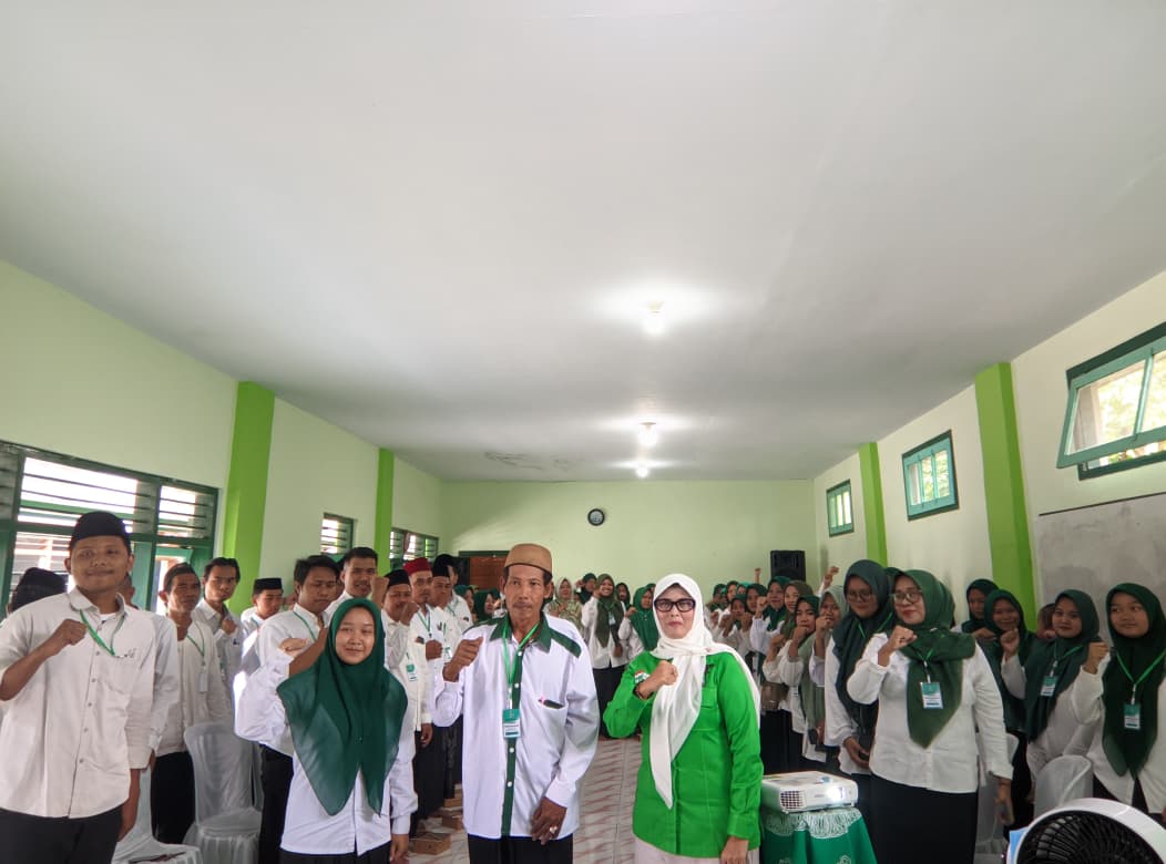 ASPIRASI PENDIDIKAN:Hj. Nur Hudana, S.Pd.I, Anggota DPRD Kota Probolinggo Fraksi PKB saat reses masa persidangan I Tahun 2025, Sabtu (1/11).
