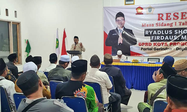 SERAP: Ketua Fraksi Gembira Ryadlus Sholihin Firdaus, M.Pd. dalam sebuah kegiatan reses. Ia menyerap sejumlah aspirasi dan mendorong agar masyarakat terlibat dalam program MBG.