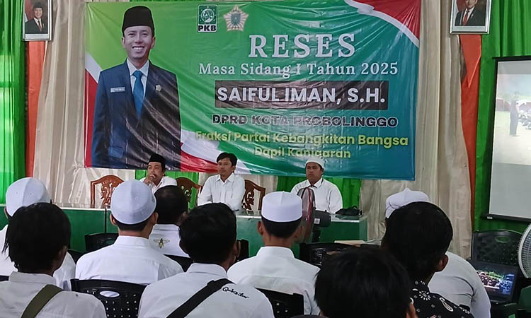 SEMANGAT: H. Saiful Iman, S.H., Sekretaris Fraksi PKB DPRD Kota Probolinggo di reses masa persidangan I tahun 2025 di kantor DPC PKB Kota Probolinggo.