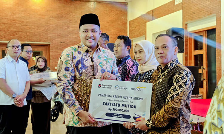 KUCURKAN: Bupati Pasuruan HM Rusdi Sutejo menyerahkan perguliran dana KUR untuk pelaku UMKM.