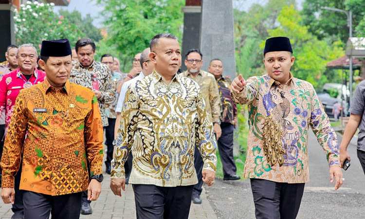 SINERGI: Bupati Pasuruan HM Rusdi Sutejo bersama Wakil Menteri UMKM RI Helvi Yuni Moraza di sela-sela kegiatan Roadshow Loka Modal.