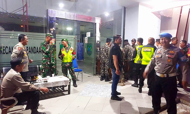 SINERGI: Petugas gabungan saat melakukan patroli. Hal ini dilakukan, untuk memastikan keamanan dan ketertiban wilayah.