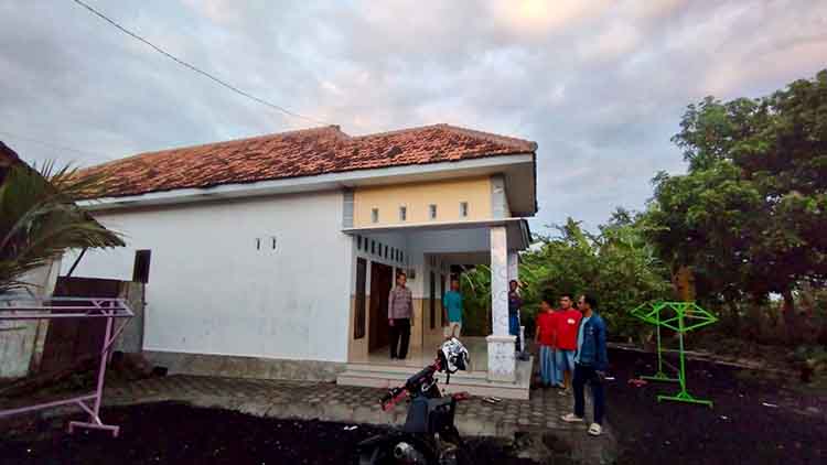 DIRAMPOK: Anggota Polsek Krejengan melakukan olah TKP di rumah Komarudin, di Desa Jatiurip, Kecamatan Krejengan.