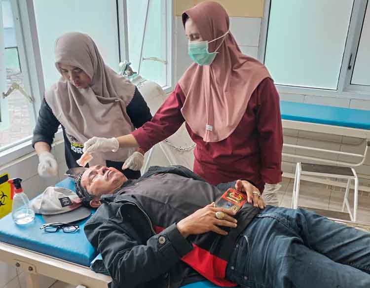 TERLUKA: Hayyi menjalani perawatan di Puskesmas Jorongan, Kabupaten Probolinggo, Minggu (2/11).