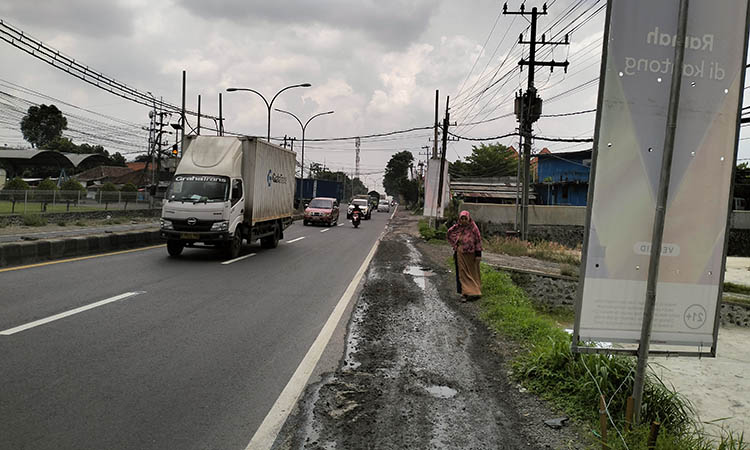 TKP: Lokasi kecelakaan yang menewaskan seorang penumpang motor di Sumberejo, Kecamatan Pandaan.