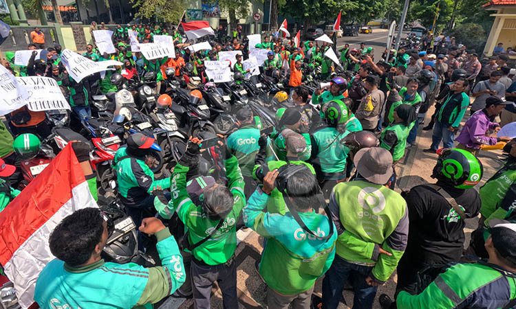 AKIBAT MOTOR MBEREBET: Paguyuban ojek online saat berunjuk rasa di depan kantor DPRD Kota Pasuruan Selasa (4/11) pagi.