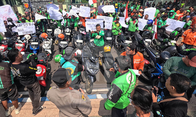 MINTA KAJI ULANG: Paguyuban ojek online saat berunjuk rasa di depan kantor DPRD Kota Pasuruan Selasa (4/11) pagi.