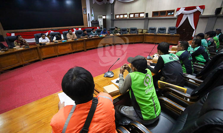 MINTA MENGAWAL: Perwakilan paguyuban ojol saat ditemui DPRD Kota Pasuruan.